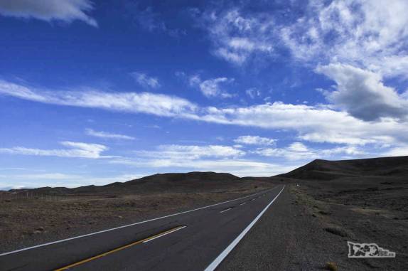 A ruta 40 cruta as vastidões quase planas e desertas da patagônia rumo ao sul da Argentina